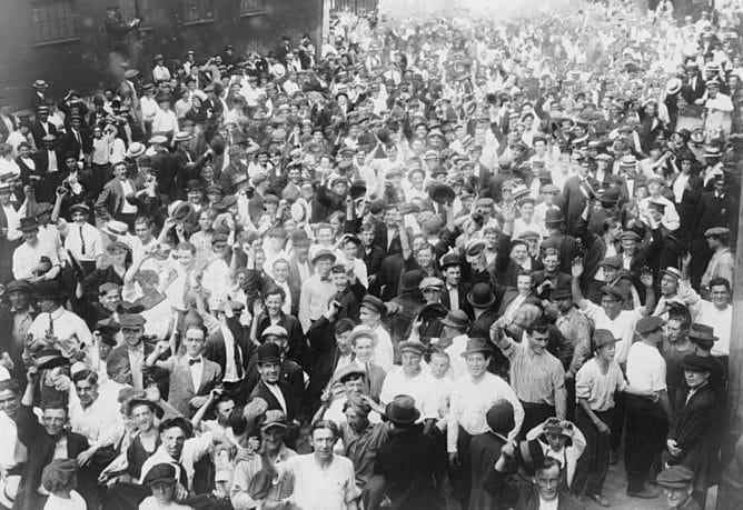 Crowd of street-railroad strikers, Bayonne, New Jersey, 1915